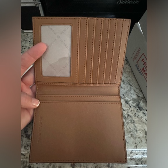 Michael Kors passport/wallet holder - Picture 5 of 5
